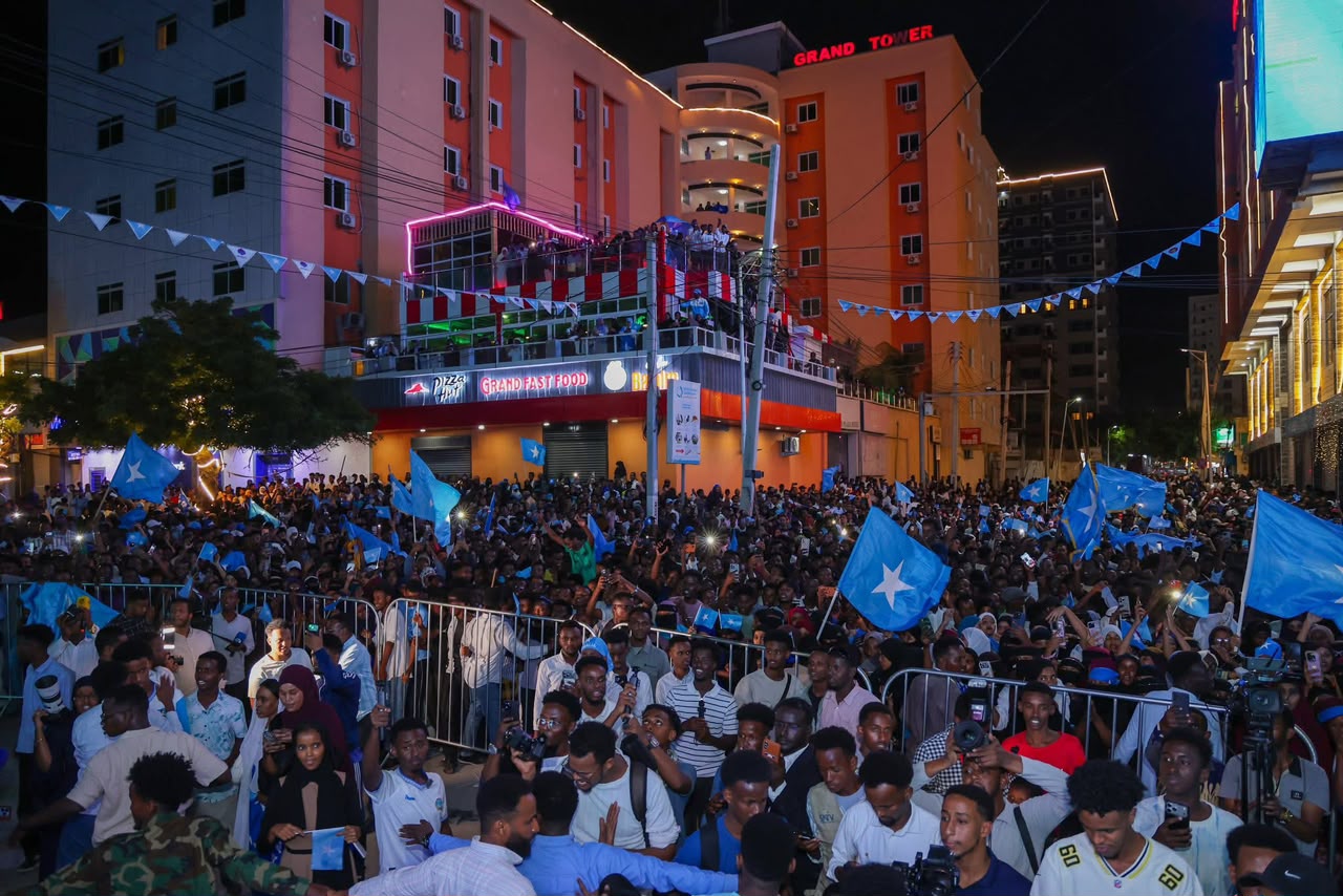 Crowd gathered outside Grand Tower, Mogadishu